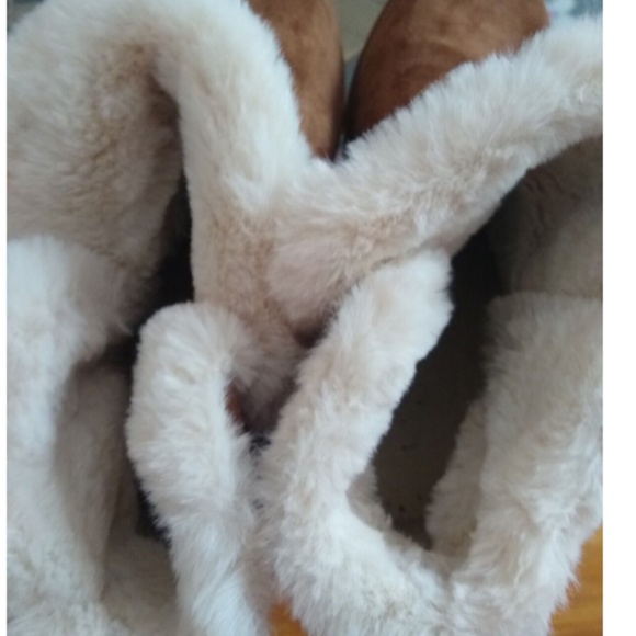 Cushionaire Brand - Faux Shearling Hidden Wedge Booties 10 M.   New With Box - Picture 7 of 7